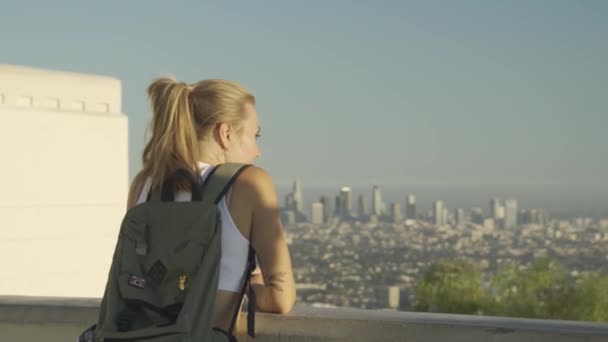 Žena cestovatel v Los Angeles na Viewpoint — Stock video