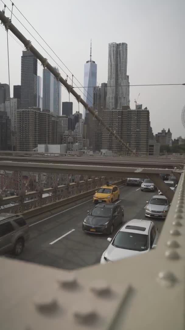 New York, ABD - 10 Eylül 2021: Brooklyn Köprüsü araç yolunda öğlen trafiği, New York, ABD 'de 10 Eylül 2021 tarihinde Manhattan silueti — Stok video