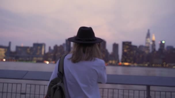 Jonge vrouw in New York City — Stockvideo