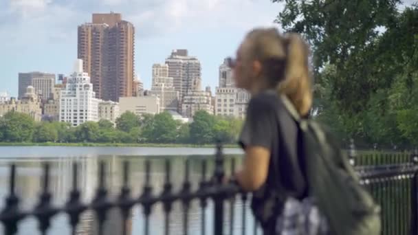 Mulher no Central Park — Vídeo de Stock