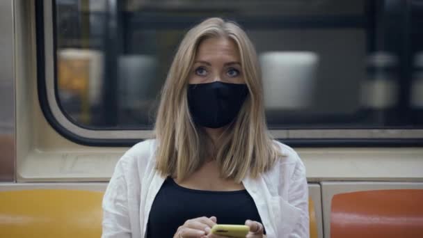 Kobieta w pociągu metra — Wideo stockowe