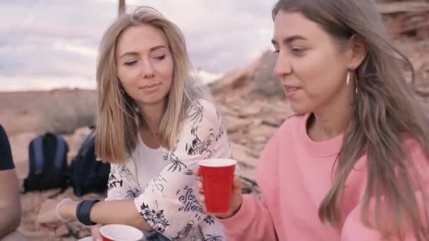 Дві подружки розмовляють і сміються — стокове відео