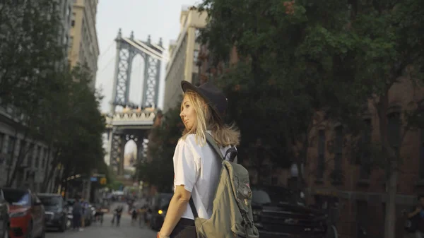 New York 'ta Sunrise' da Brooklyn Köprüsü 'nde Özel Bir Kadın