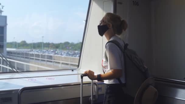 Žena v masce Cestování vlakem — Stock video