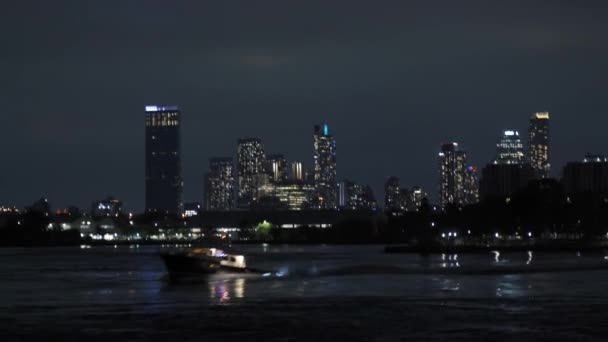 夜、ニューヨーク市マンハッタンのスカイライン — ストック動画