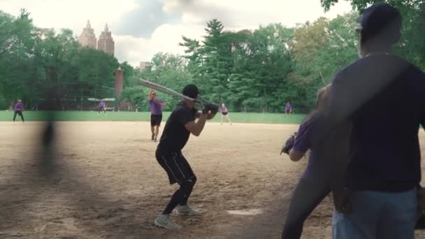 Amatör Baseball i Central Park — Stockvideo