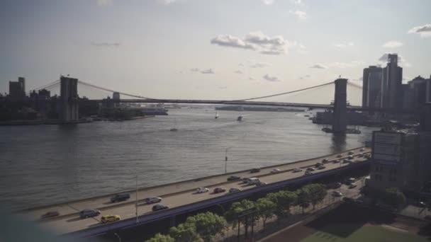 Schöne Aussicht auf Lower Manhattan bei Sonnenuntergang von der Manhattan Bridge. — Stockvideo