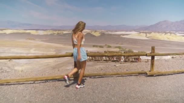 Mulher no Vale da Morte — Vídeo de Stock