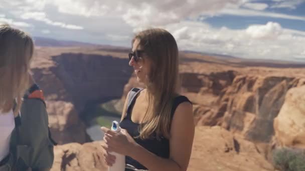 Pessoas felizes em Grand Canyon — Vídeo de Stock