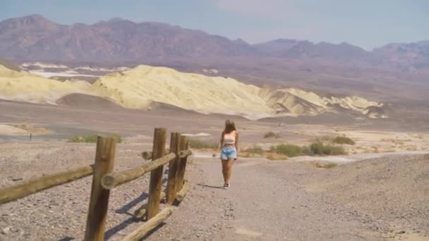 Женщина в Долине Смерти — стоковое видео