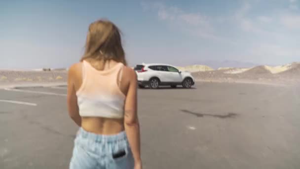女が車に向かう — ストック動画