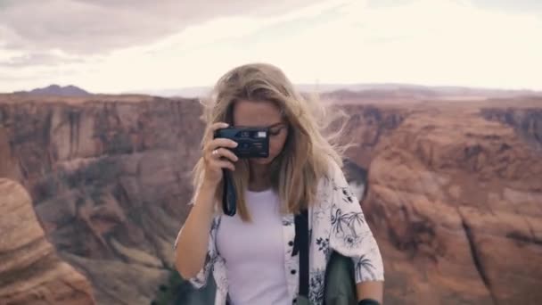 Mujer tomando fotos de Horseshoe Bend en Utah, EE.UU. — Vídeos de Stock