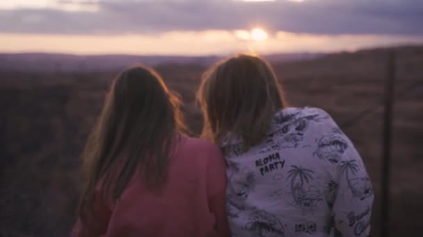 Dos amigas disfrutando de la puesta del sol — Vídeo de stock