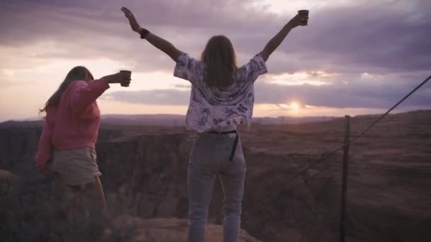 Dos amigas disfrutando de la puesta del sol — Vídeos de Stock