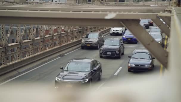 New York, USA - 10 september 2021: Middagspits verkeer op de Brooklyn Bridge autoweg, met de Manhattan skyline op de achtergrond in New-York, USA op 10 september 2021 — Stockvideo