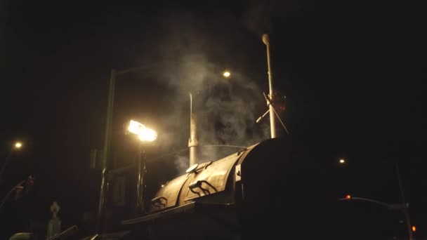 Гарячий барбекю вугільний гриль дроблення вогню — стокове відео