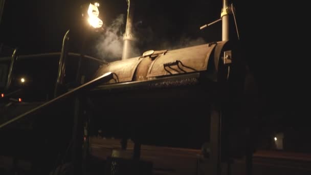 Quente churrasco carvão grill respingo fogo — Vídeo de Stock
