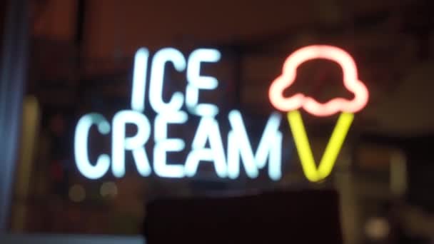 Неоновый знак мороженого — стоковое видео
