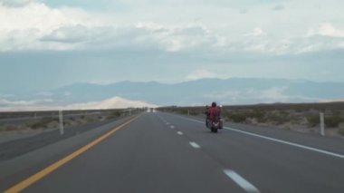 Oatman, Arizona efsanevi Route 66 karayolu üzerinde sürüş motorcu.