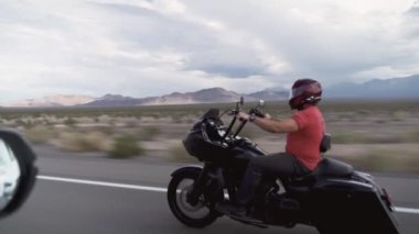 Oatman, Arizona efsanevi Route 66 karayolu üzerinde sürüş motorcu.