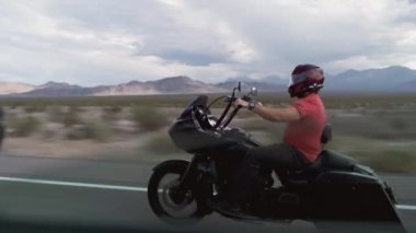 Oatman, Arizona efsanevi Route 66 karayolu üzerinde sürüş motorcu.