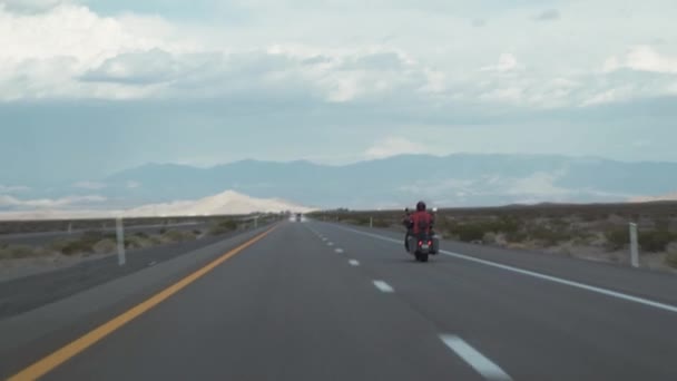 Motociclista in autostrada sulla leggendaria Route 66 fino a Oatman, Arizona . — Video Stock