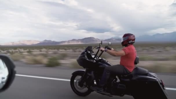 Oatman, Arizona efsanevi Route 66 karayolu üzerinde sürüş motorcu. — Stok video