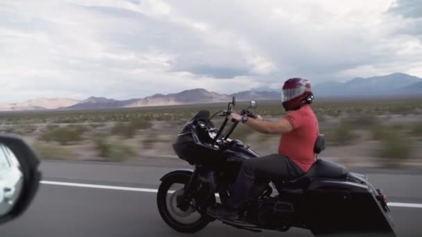 Motociclista dirigindo na rodovia na lendária Rota 66 para Oatman, Arizona . — Vídeo de Stock