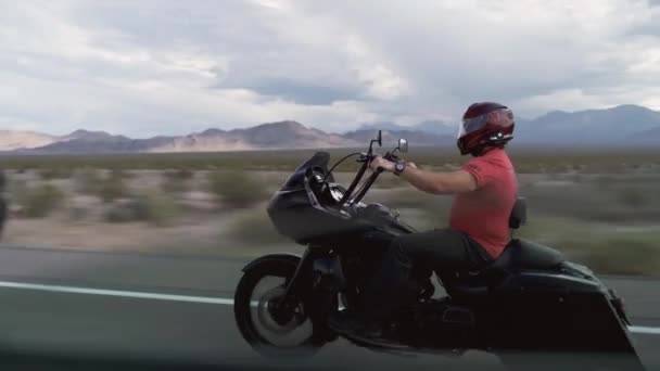 アリゾナ州オートマン伝説ルート 66 高速道路走行のバイカー. — ストック動画
