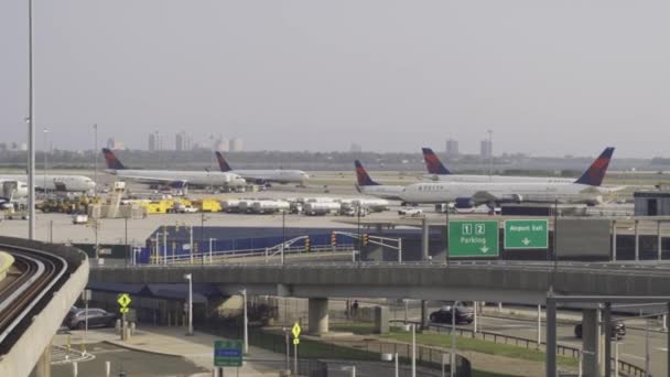 Avión en JFK listo para despegar — Vídeo de stock