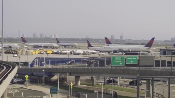 Avión en JFK listo para despegar — Vídeo de stock