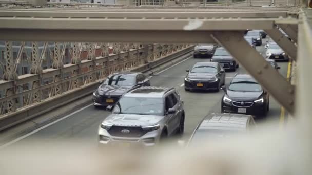 New York, USA - 10 september 2021: Middagspits verkeer op de Brooklyn Bridge autoweg, met de Manhattan skyline op de achtergrond in New-York, USA op 10 september 2021 — Stockvideo