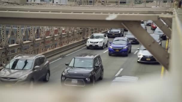 New York, USA - 10 september 2021: Middagspits verkeer op de Brooklyn Bridge autoweg, met de Manhattan skyline op de achtergrond in New-York, USA op 10 september 2021 — Stockvideo