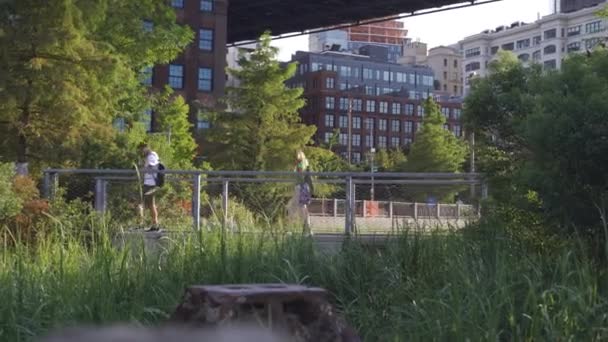 Jonge vrouw en man wandelen in New York — Stockvideo