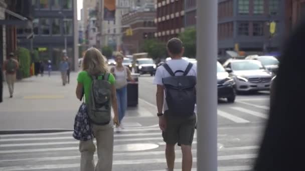 Люди ходять у Нью - Йорку — стокове відео