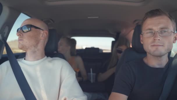 Група щасливих друзів на машині — стокове відео