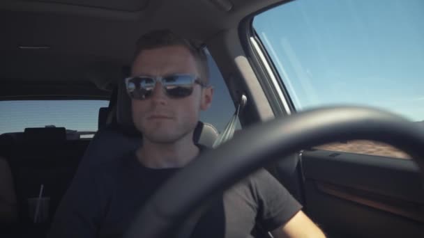 Kierowca jadący z drogi — Wideo stockowe