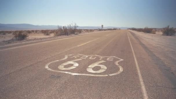 Straßenschild der Route 66 — Stockvideo