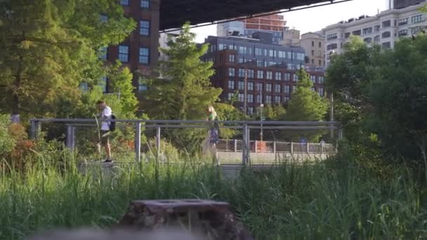 Jonge vrouw en man wandelen in New York — Stockvideo