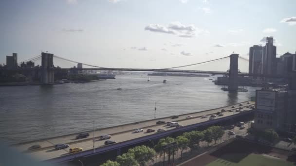Hermosa vista al atardecer del Bajo Manhattan desde Manhattan Bridge. — Vídeo de stock