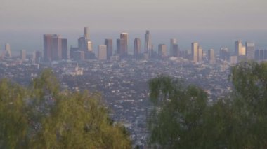 Hollywood Hills ve Sunset Bulvarı 'ndan gün batımından önce Los Angeles' ın güzel manzarası
