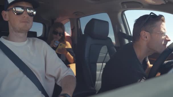 Grupo de amigos felices en un coche — Vídeo de stock