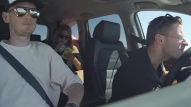 Arabadaki bir grup mutlu arkadaş.