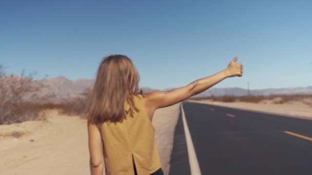 美国亚利桑那州的女孩搭便车 — 图库视频影像