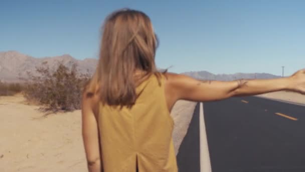 Дівчина подорожує автостопом в Арізоні (США). — стокове відео
