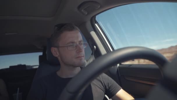 Водитель съезжает с дороги — стоковое видео