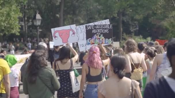 10 september 2021 - New York, VS: Beweging tegen abortus. Mensen hebben karton met inscriptie. Vrouwenrechtenprotest in New York, Verenigde Staten — Stockvideo