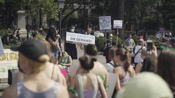 10 september 2021 - New York, USA: Rörelse mot abortförbudet. Folk håller kartonger med inskription. Kvinnors rättigheter protest i New York, USA — Stockvideo