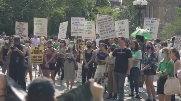 10 сентября 2021 года - Нью-Йорк, США: Движение против запрета абортов. Люди держат картонки с надписью. Протест за права женщин в Нью-Йорке, США — стоковое видео
