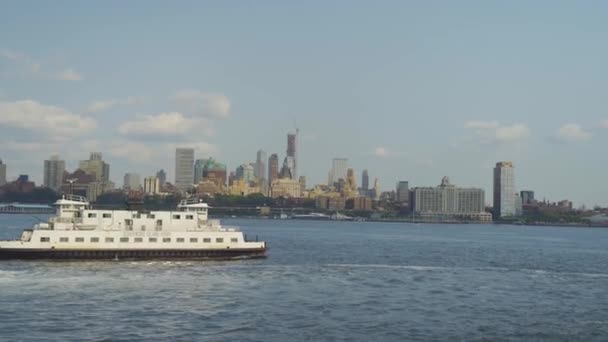 Arranha-céus urbanos e barco do centro da cidade de Nova York sobre o rio. Manhattan midtown skyline sobre o rio Hudson. — Vídeo de Stock